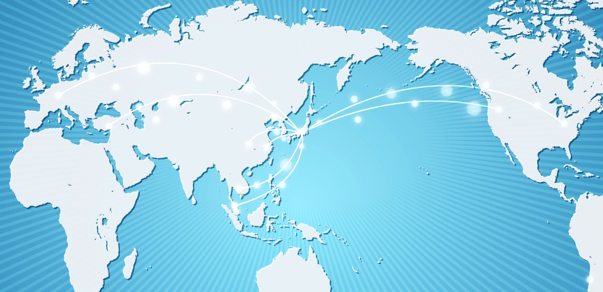 ブルー基調の世界地図のイラスト。日本から海外へ光が差し、海外進出をイメージさせる。