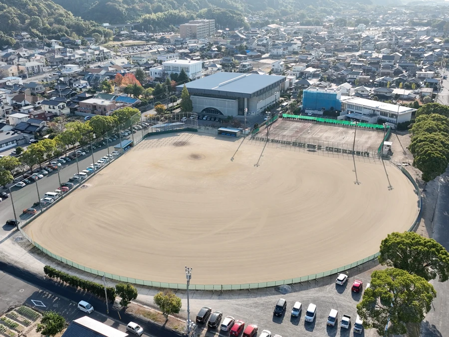  野球場の全貌。屋根のない野外で、砂地だが綺麗に整えられている。